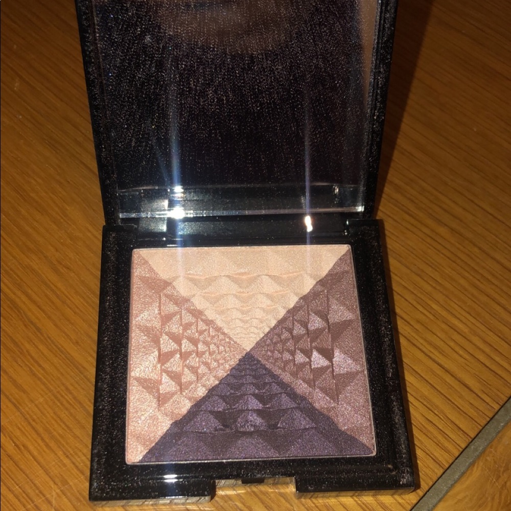 Eye shadow palette